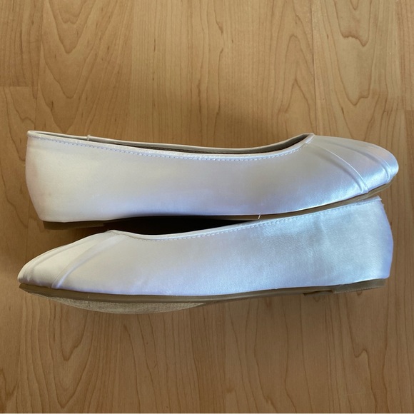 NEW David’s Bridal Women’s Dyeable White Satin Pleated Toe Flat, Size 9.5W - Picture 9 of 10